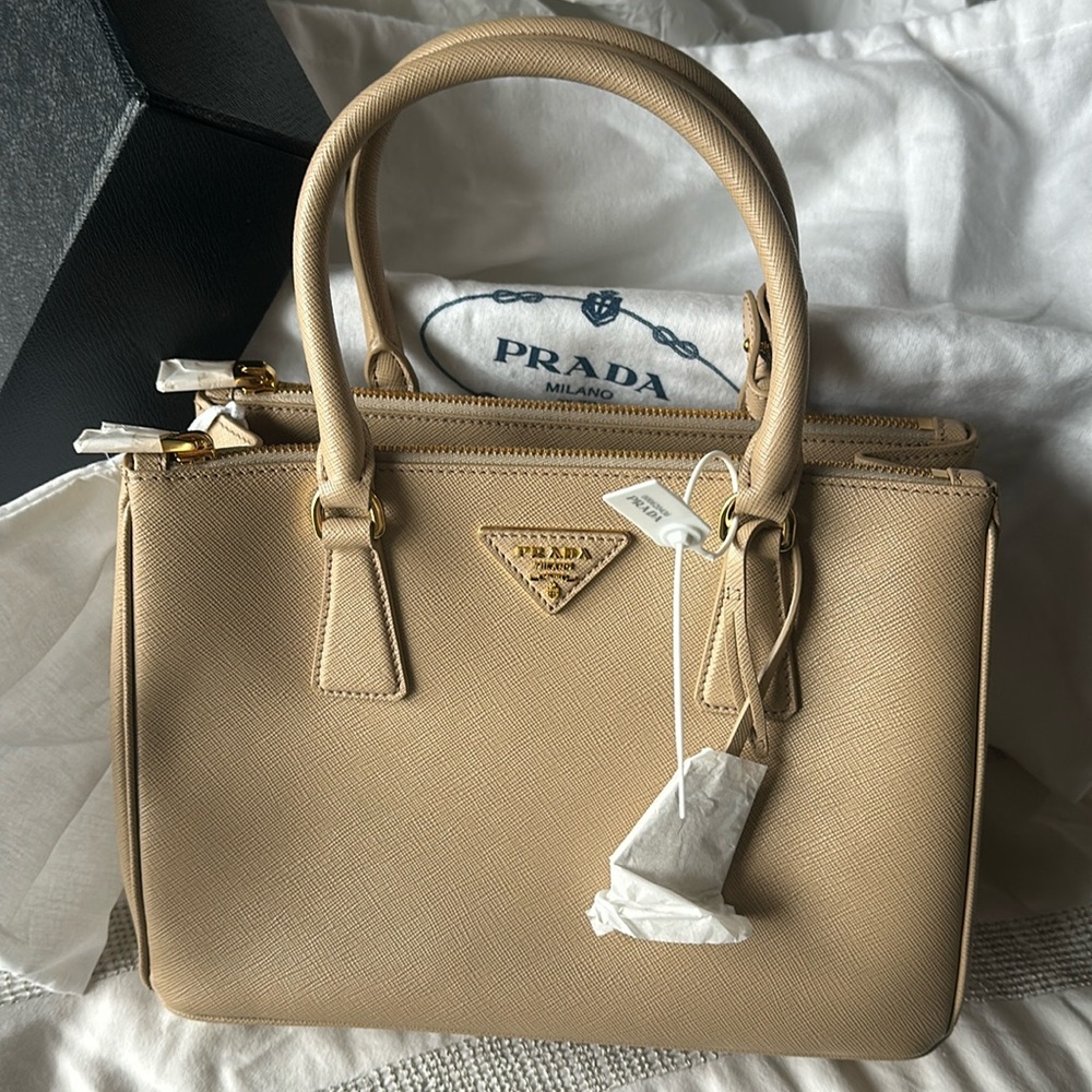 Beige Prada Medium women’s Galleria Saffiano leather bag